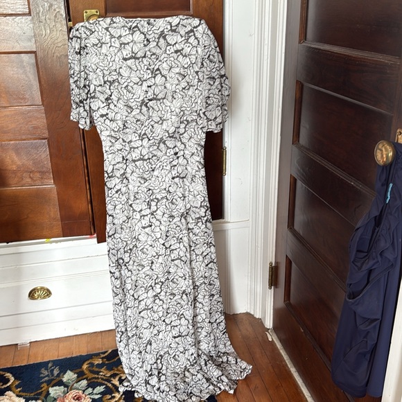 Club Monaco Black and White Tiered Flutter Sleeve V-Neck Midi Dress- worn 4x - Picture 5 of 5